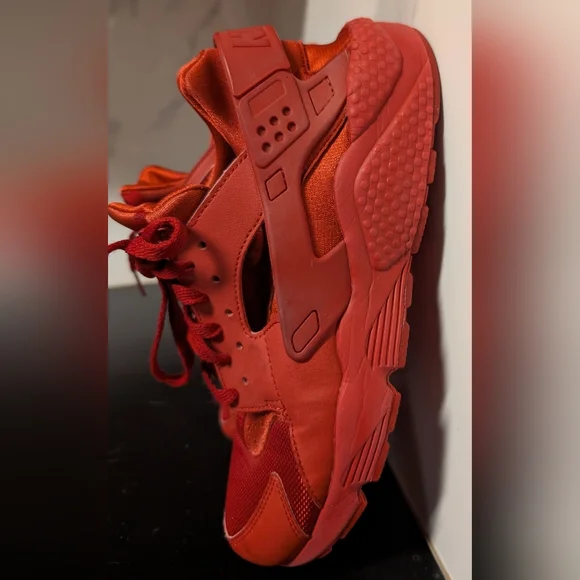Nike Women's Air Huarache Run Sneakers Triple Red Sneakers Size 10 MSRP $120 - Picture 6 of 9